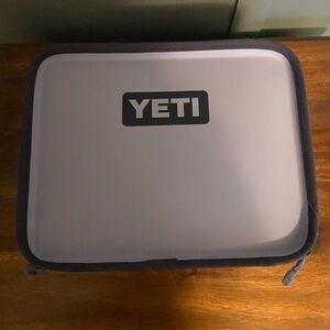 YETI Daytrip Lunch Box